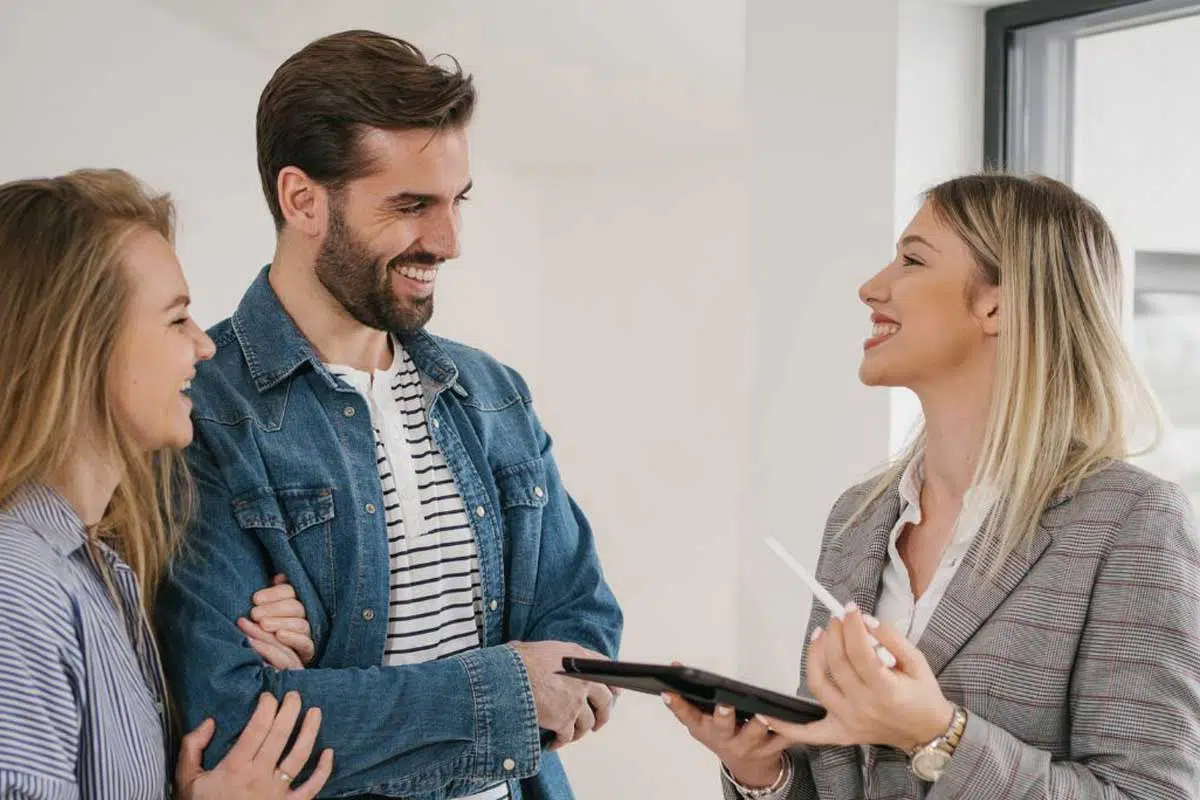 Vendeur recevant l’estimation gratuite de son appartement avec l’agence Yokey, forfait fixe sans commission