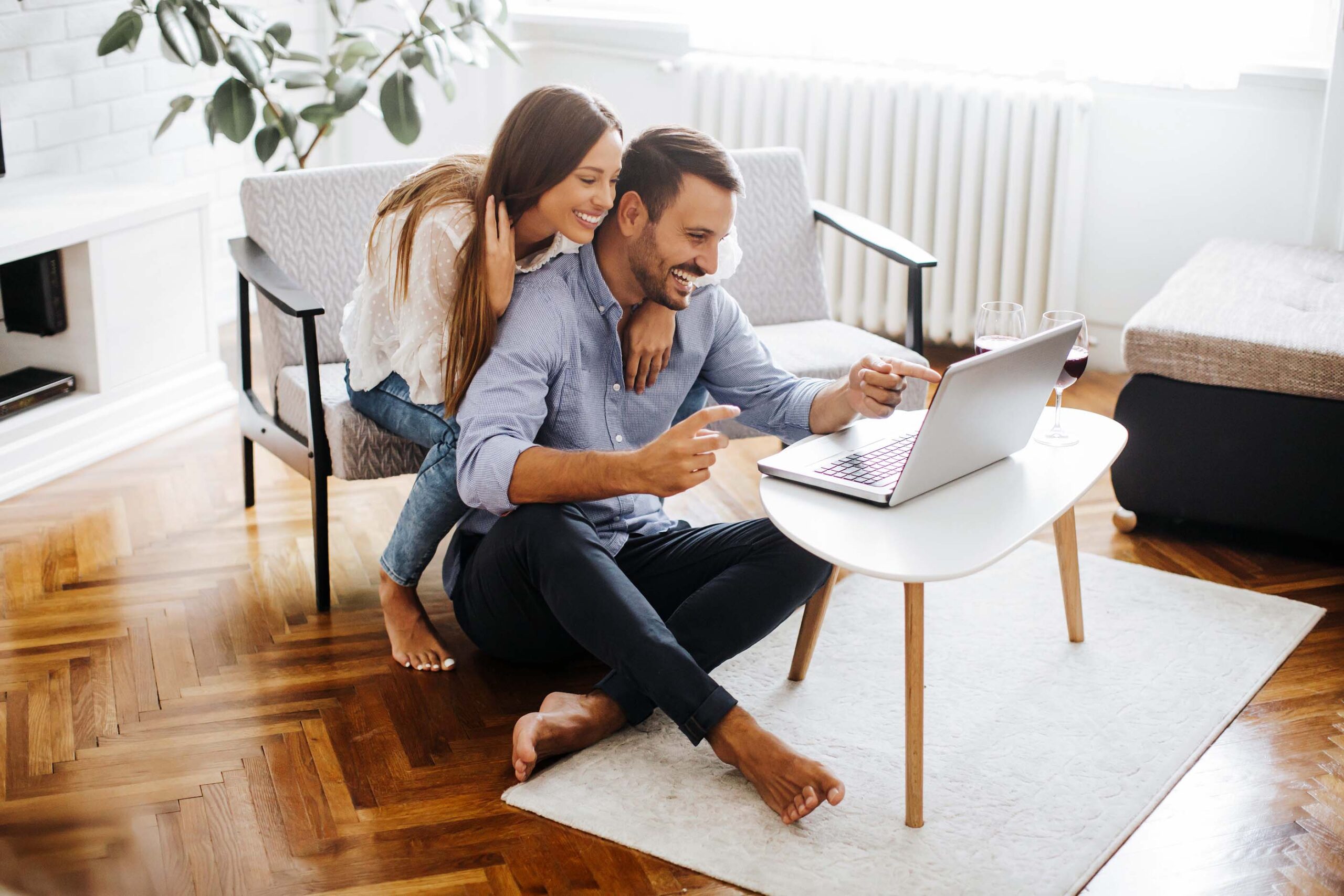 Visite d’appartement avec l’agence Yokey – service sans commission Agent immobilier Yokey ouvrant la porte pour une visite d’appartement avec des clients, forfait fixe sans commission